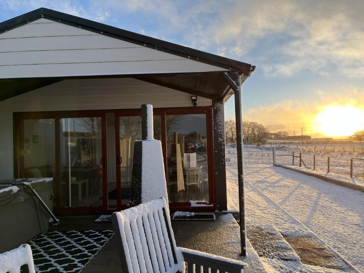 Deerfin Rentals Private Chalet With Hot Tub Ballymena Exterior foto